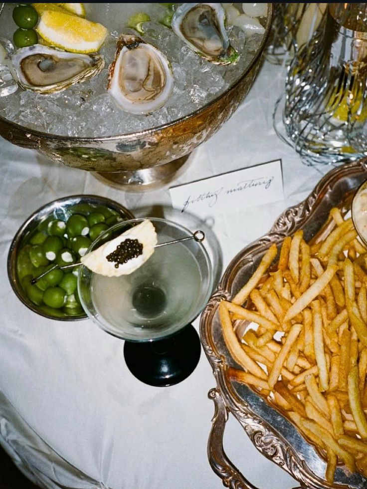 The Table 대표 이미지